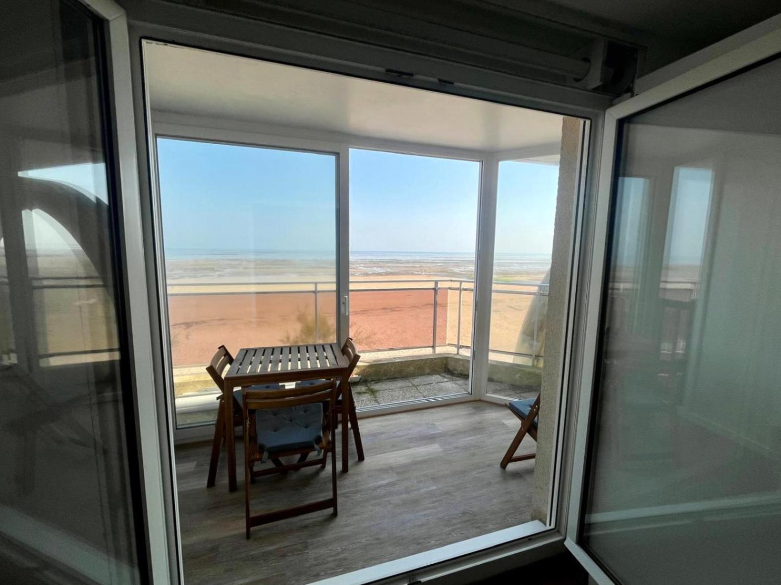 Mettons Les Voiles - Appt Vue Mer Avec Loggia Bernieres-sur-Mer Exterior photo